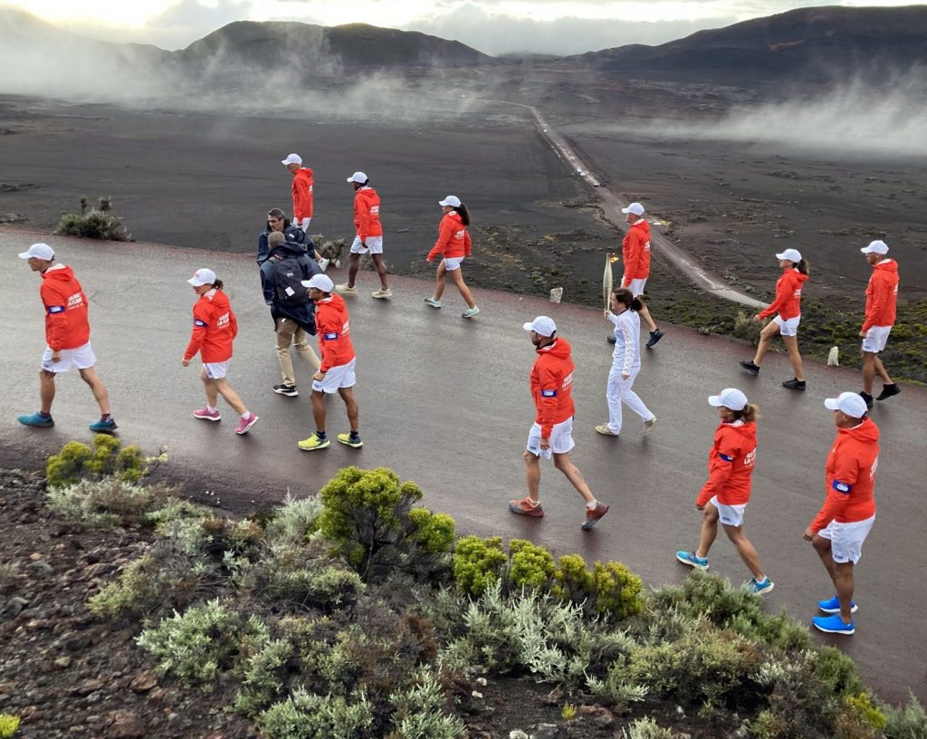 flamme olympique sur la route forestière du volcan