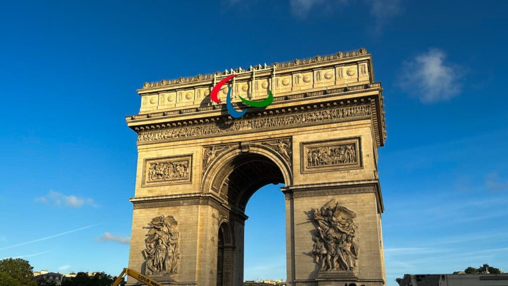 Arc de triomphe avec symbole paralympique