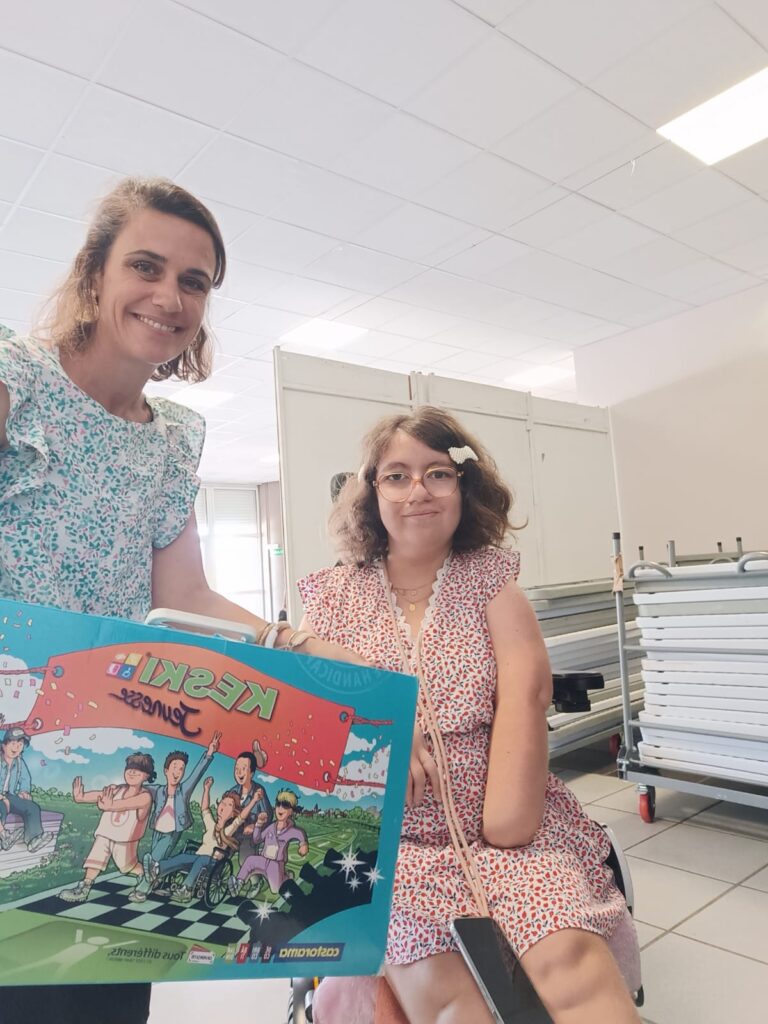 Photo de Grâce et Camille de La Réunion Pour Tous lors d’une formation sur le handicap avec le jeu KESKI, pendant la SEEPH 2025.