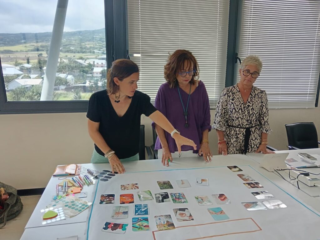Photo représentant les personnes durant la formation de création d'une fresque autour de l'handicap dans le cadre de la SEEPH 2025.