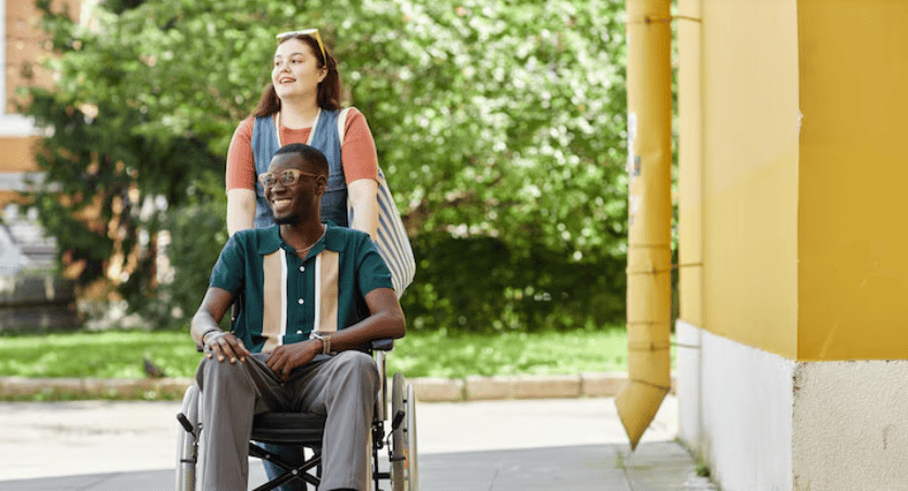 Image montrant une personne poussant un fauteuil roulant dans une ambiance bienveillante