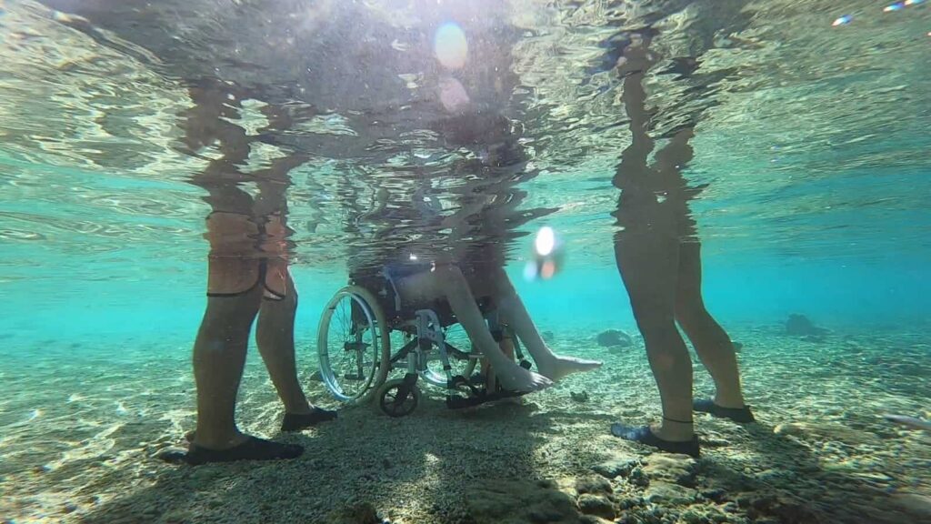 fauteuil roulant dans le lagon